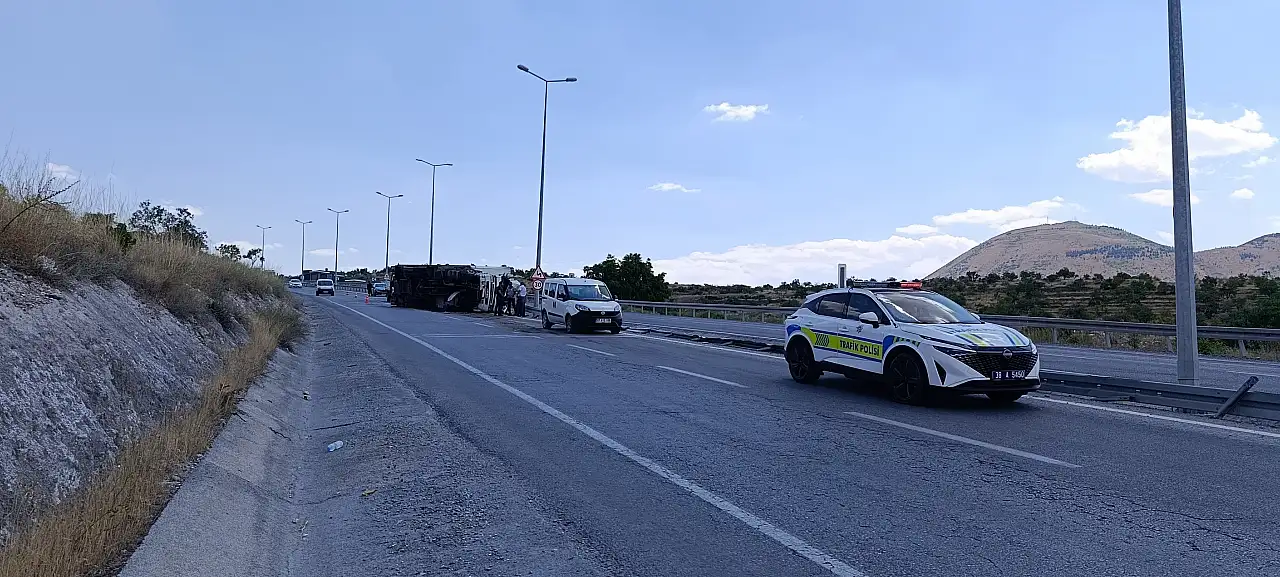 Kayseri'de yokuşta kontrolden çıkan tır devrildi! Sürücü hastaneye kaldırıldı