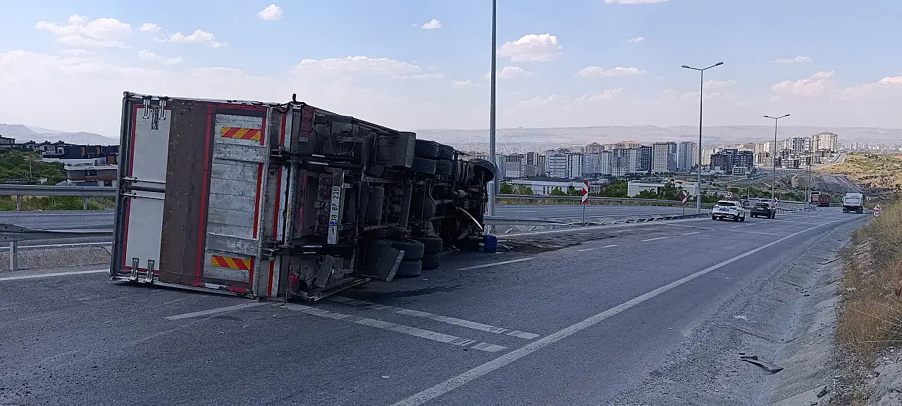 Kayseri'de yokuşta kontrolden çıkan tır devrildi! Sürücü hastaneye kaldırıldı