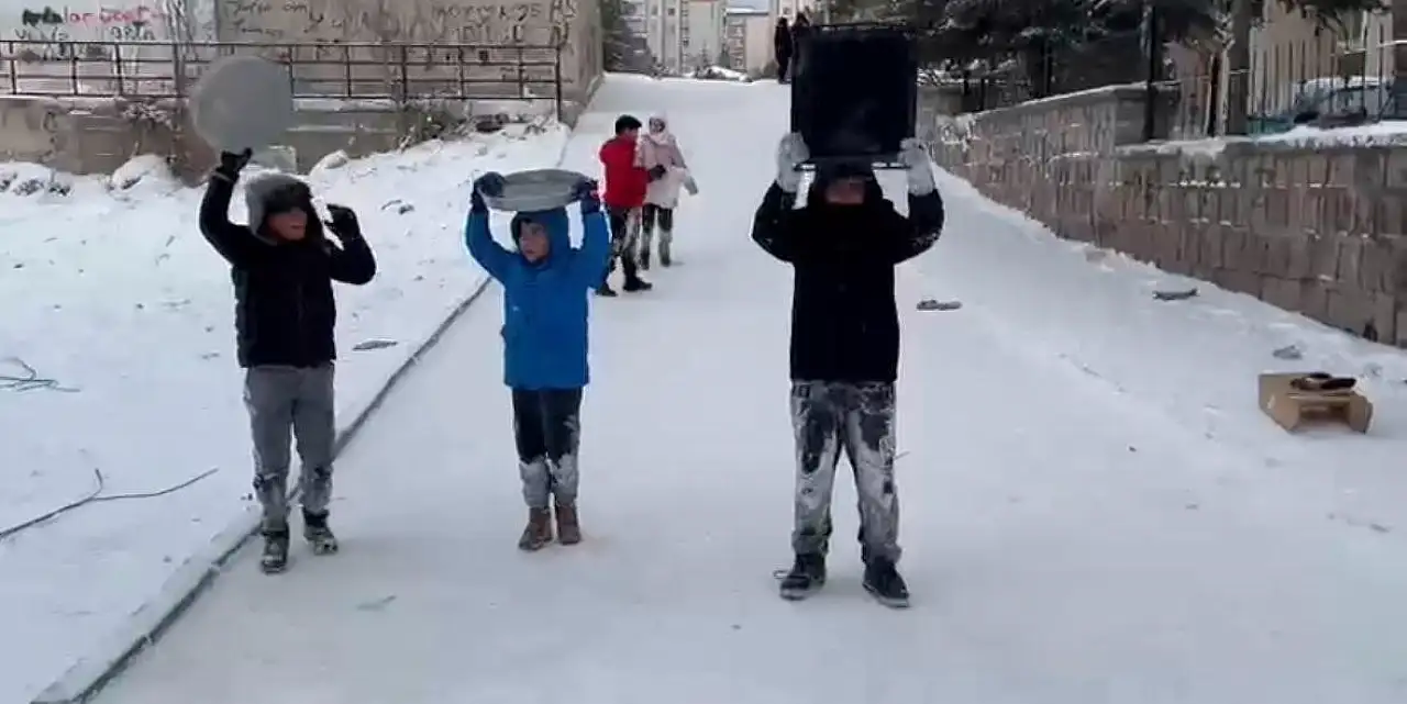 Kayseri'de çocukların kar eğlencesi: Bakın nasıl kaydılar...