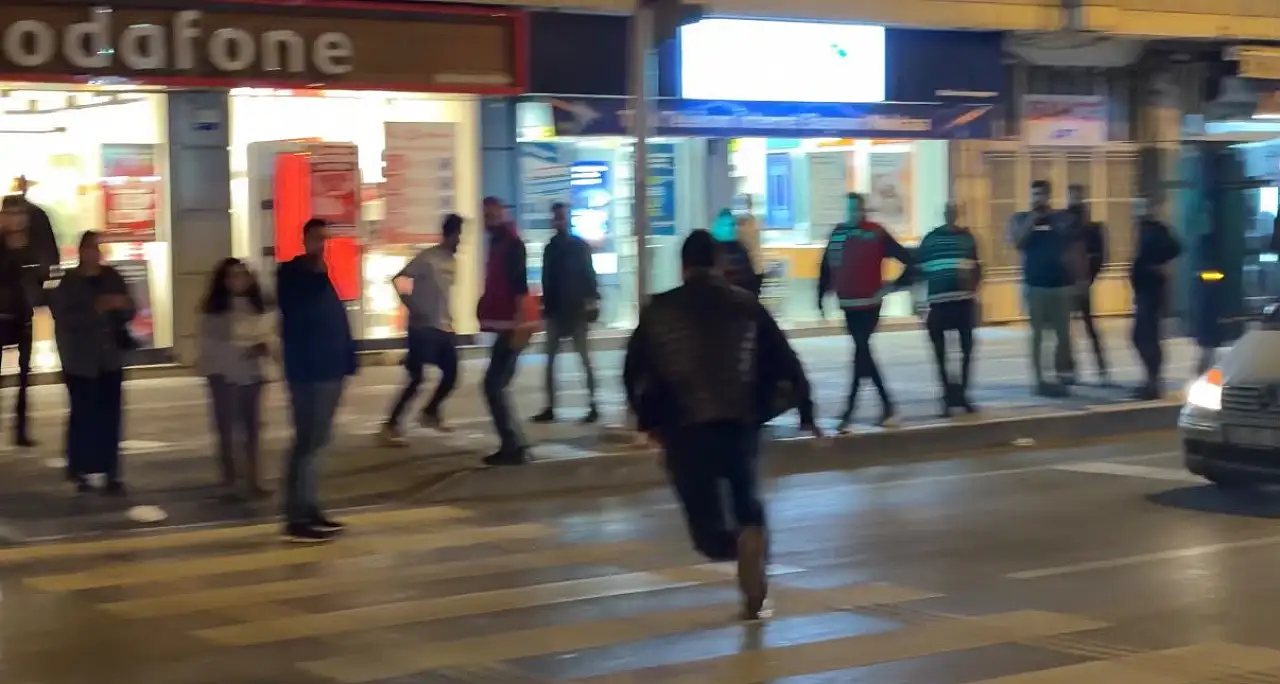Tramvay durağında kemerli kovalamaca! 'Sana Kayseri'yi dar edeceğim' kavga anı kamerada