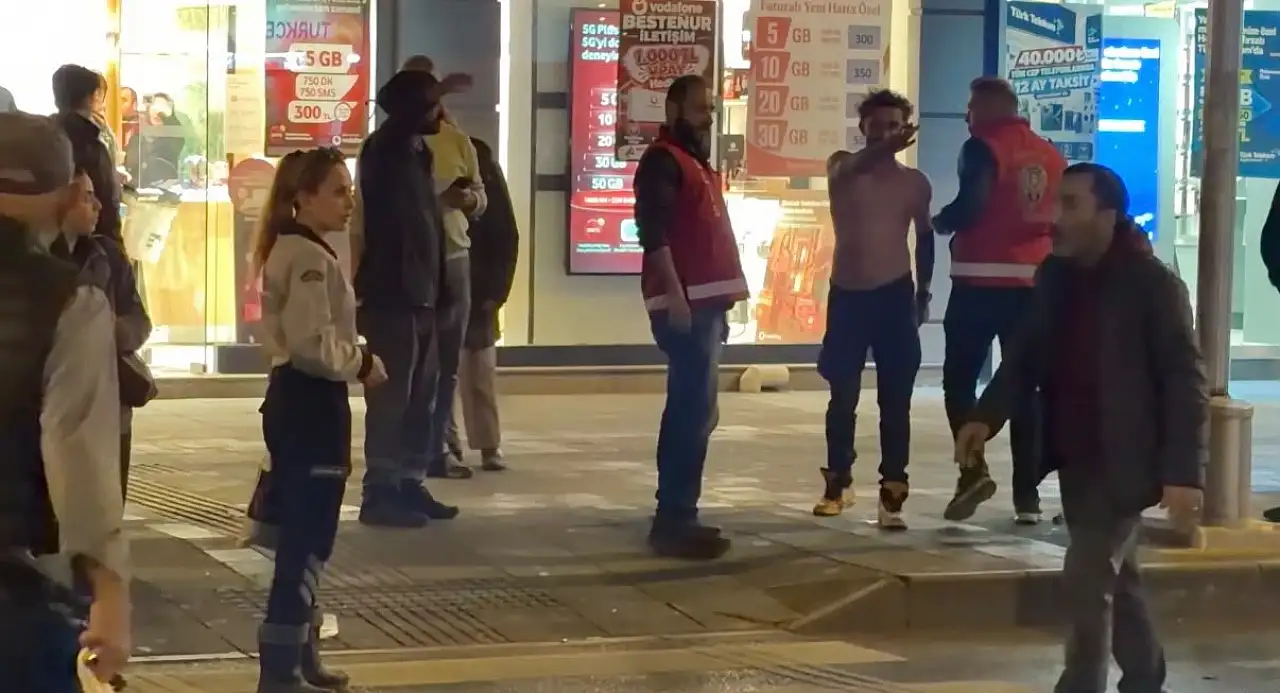 Tramvay durağında kemerli kovalamaca! 'Sana Kayseri'yi dar edeceğim' kavga anı kamerada