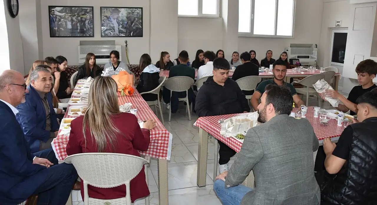 Kayseri'nin o ilçesinde dikkat çeken gençlik hamlesi! Başkan peş peşe sahaya indi