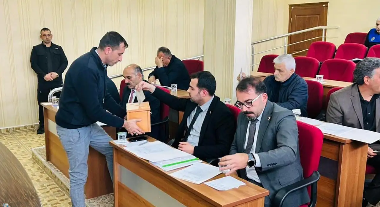 Mecliste sürpriz gelişme! İki isim partisinden ayrıldı