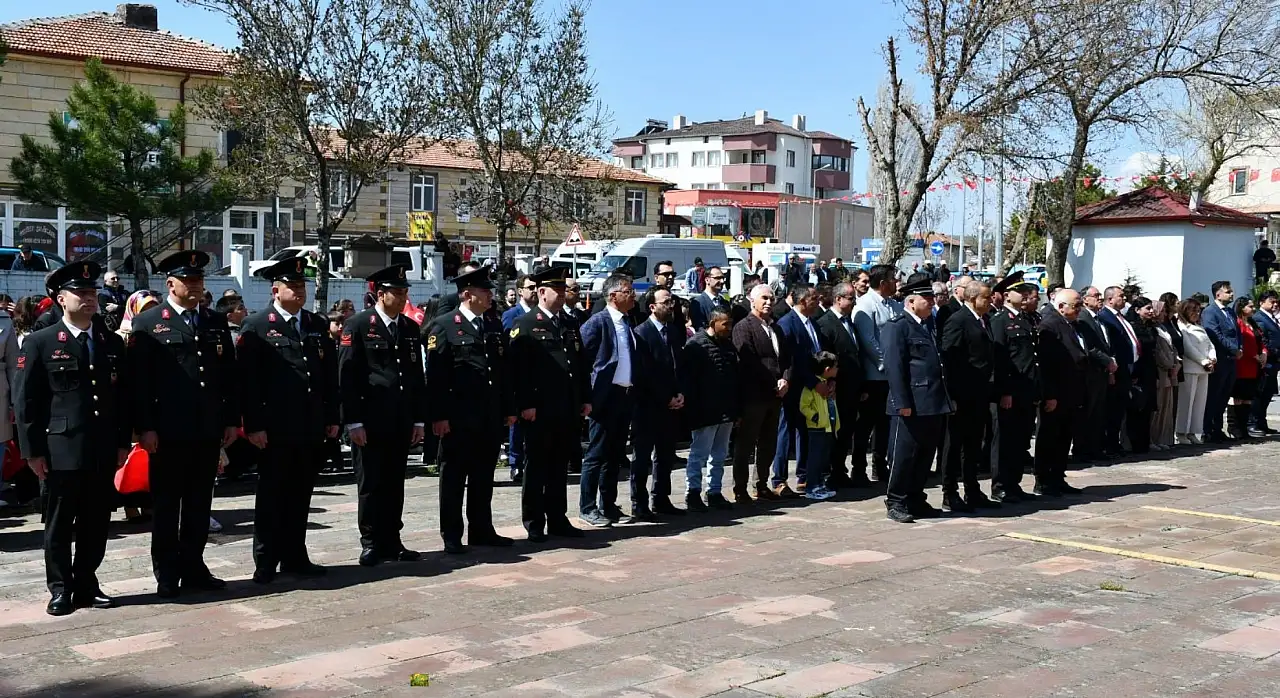 Tomarza'da 23 Nisan törenle başladı: İlk adres Hükümet Konağı önü!
