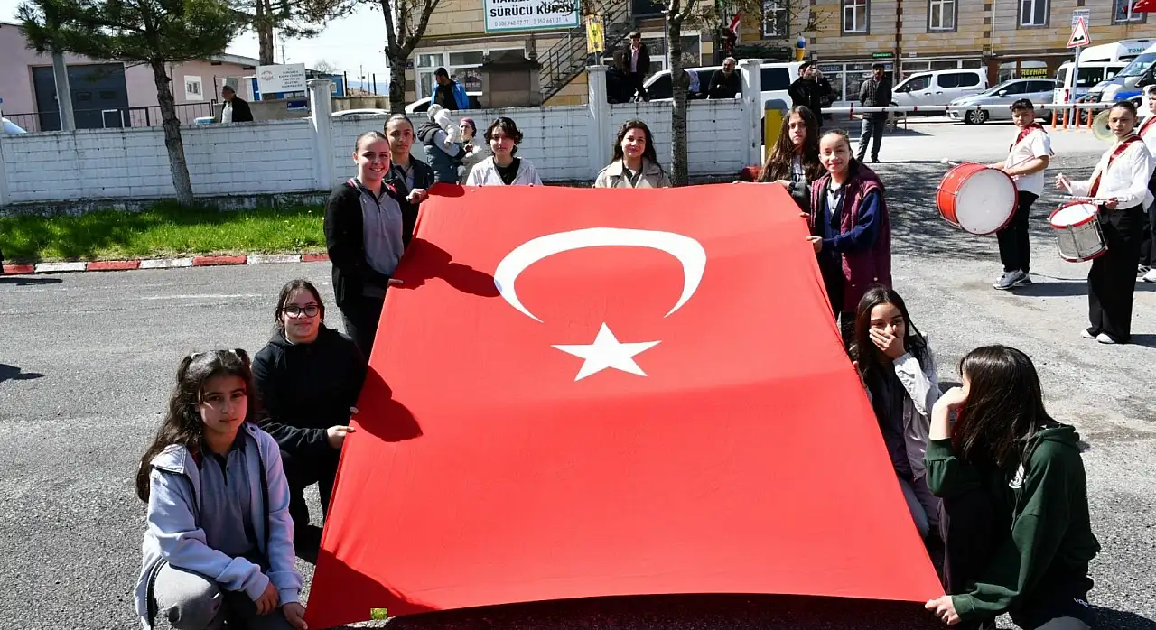 Tomarza'da 23 Nisan törenle başladı: İlk adres Hükümet Konağı önü!