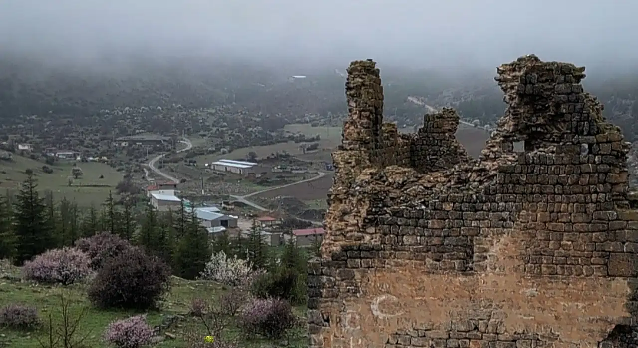 Yahyalı'da tarihi kale ve surları doğasıyla dikkat çekiyor