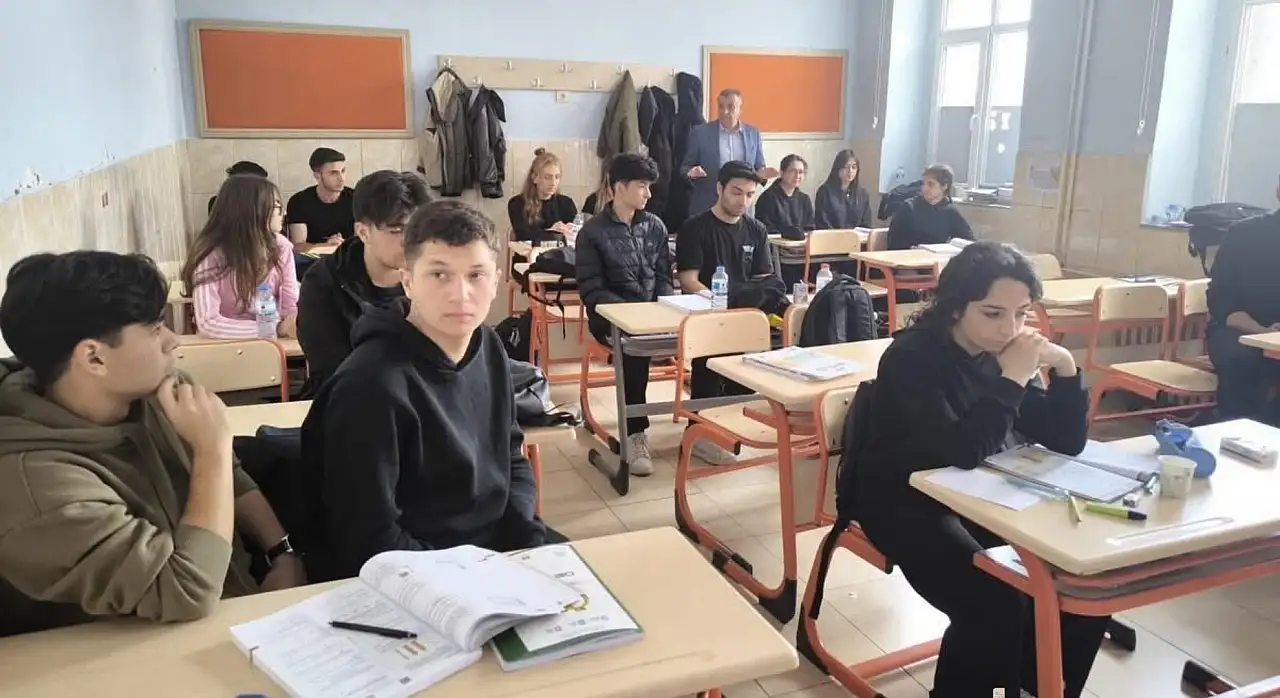 Tomarza'da müdür Kurt sınıflara kadar girdi: Neler yaşandı?
