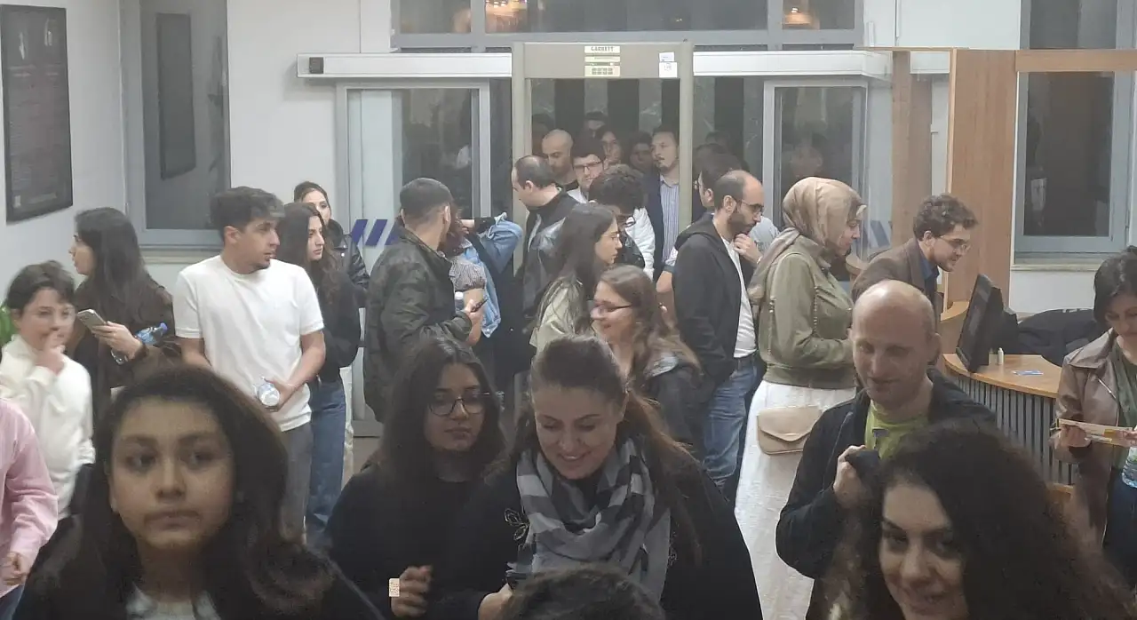 Kayseri Devlet Tiyatrosu'nda yeni uygulama: Salona girişte dikkat çeken değişim