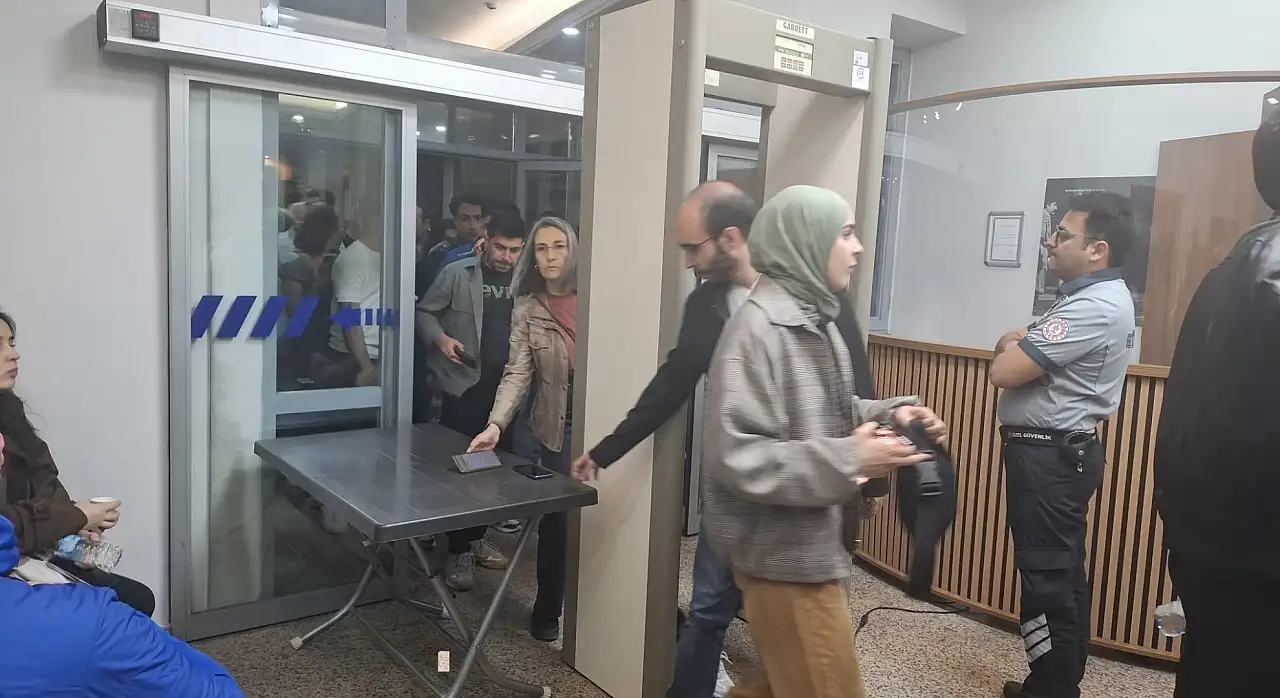 Kayseri Devlet Tiyatrosu'nda yeni uygulama: Salona girişte dikkat çeken değişim