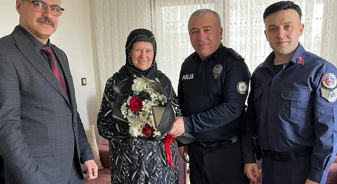 Anneler Günü'nde yürek burkan ziyaret