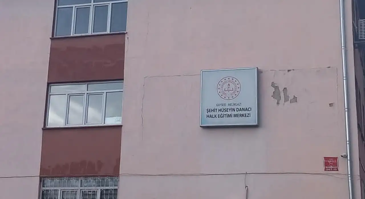 Kayseri'de o okul için deprem endişesi! Gözler binadaki izlere çevrildi