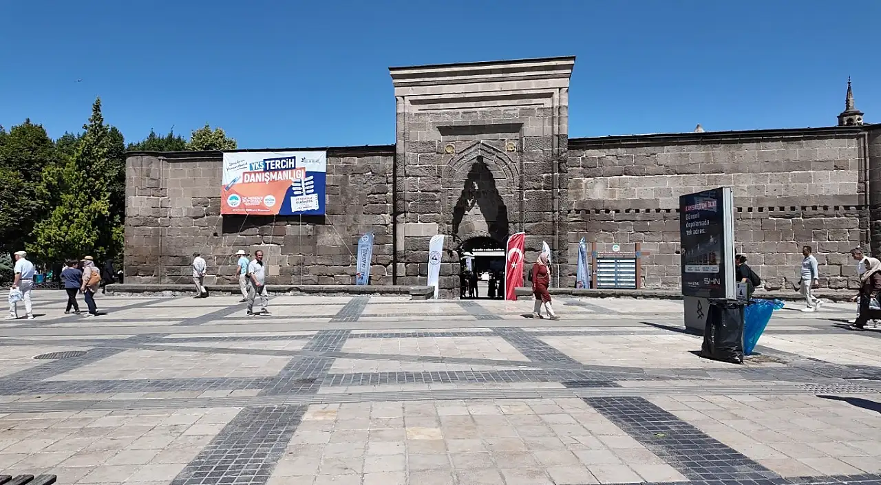 Kayseri Büyükşehir'in ücretsiz YKS tercih danışmanlığı gençlerden tam not aldı