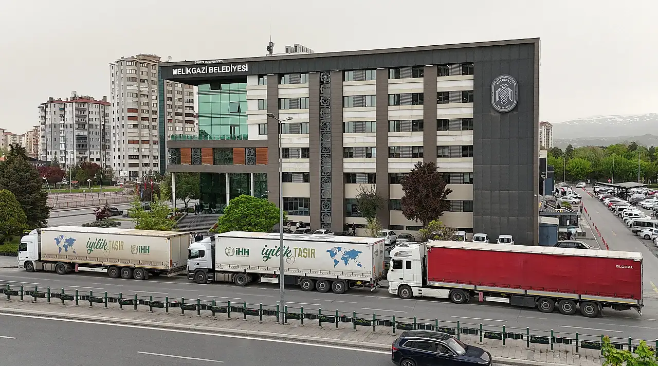 Kayseri'de 30 tırlık yardım yola çıktı