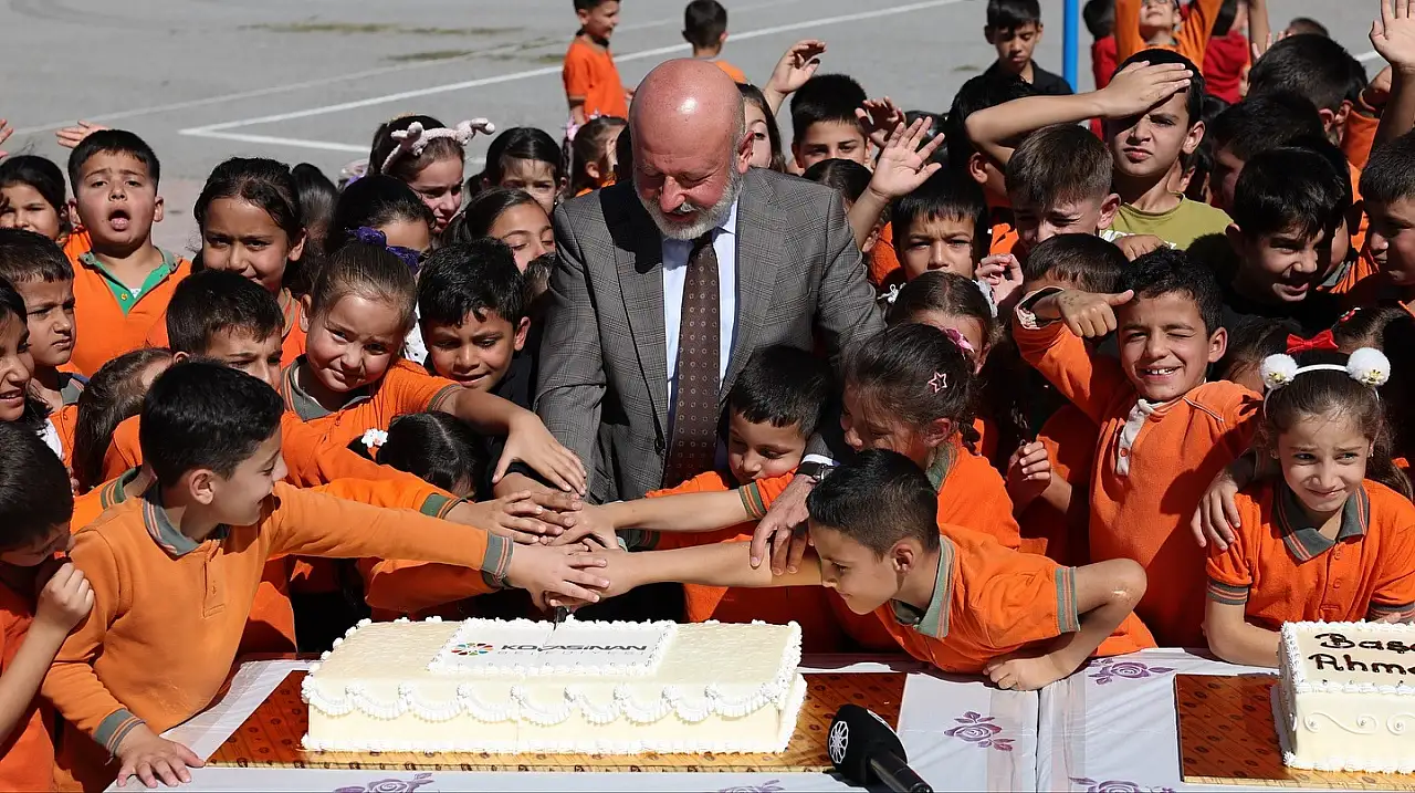 Çolakbayrakdar minik öğrencilerle buluştu, pasta kesti!