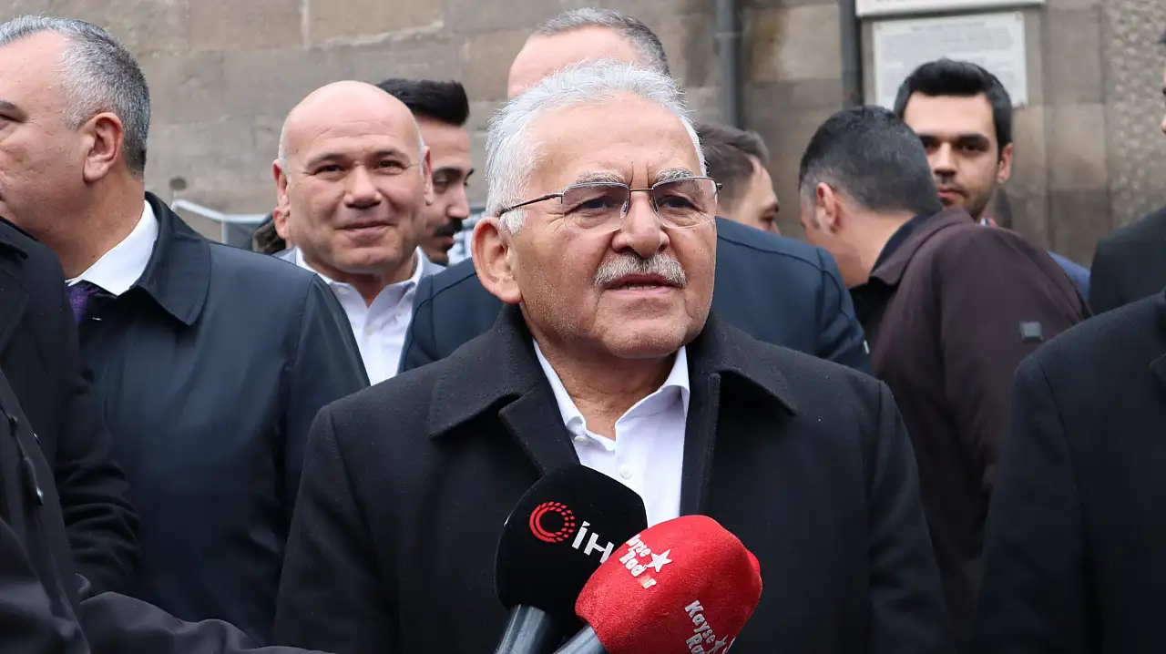 Kayseri protokolü Hunat Camii'nde vatandaşlarla bayramlaştı - İşte bayram mesajları...