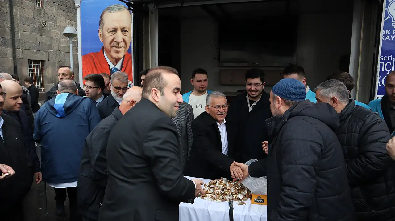 Kayseri protokolü Hunat Camii'nde vatandaşlarla bayramlaştı - İşte bayram mesajları...