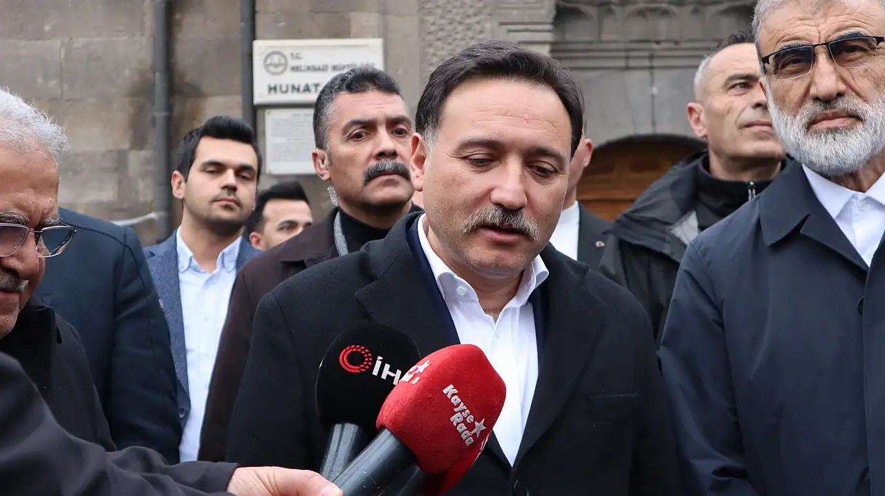 Kayseri protokolü Hunat Camii'nde vatandaşlarla bayramlaştı - İşte bayram mesajları...