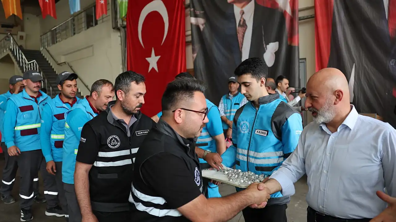Başkan Çolakbayrakdar bayram mesaisindeki personelle buluştu