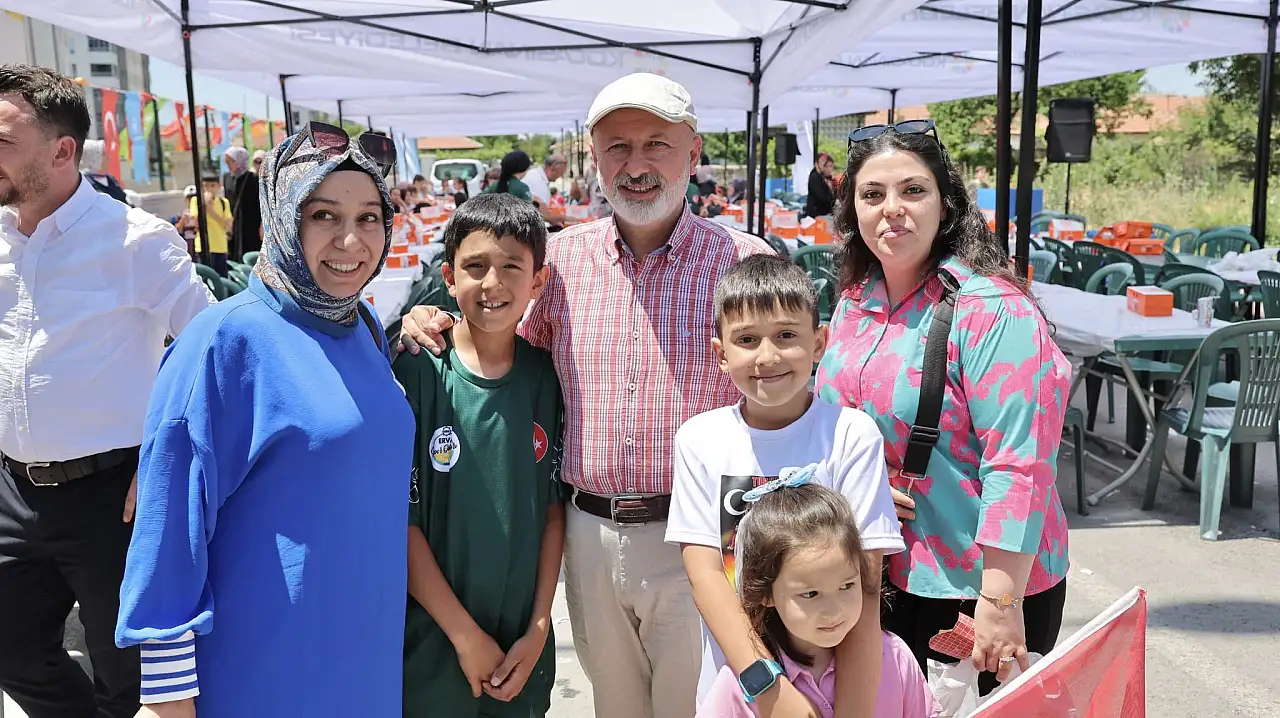 Kayseri'de hamburger molası: Belediye Başkanı öğrencilerle buluştu!