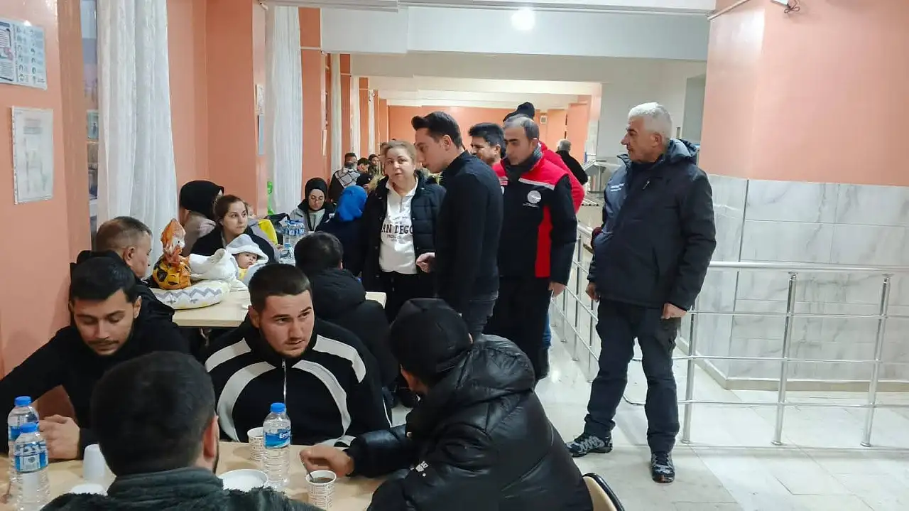 Kar Sarız'da mahsur bıraktı: Vatandaşlar yurtlarda misafir edildi