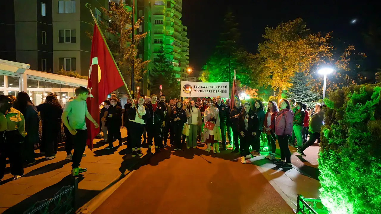 Alparslan Parkı'nda Coşkulu Fener Alayı