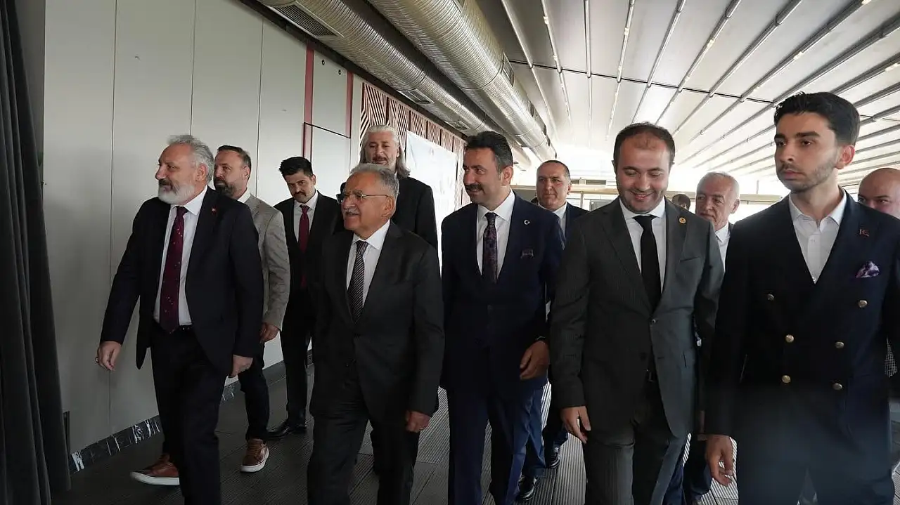 İstanbul'da Kayseri rüzgarı: 8. Kayserililer Zirvesi yoğun katılımla kgerçekleştirildi!