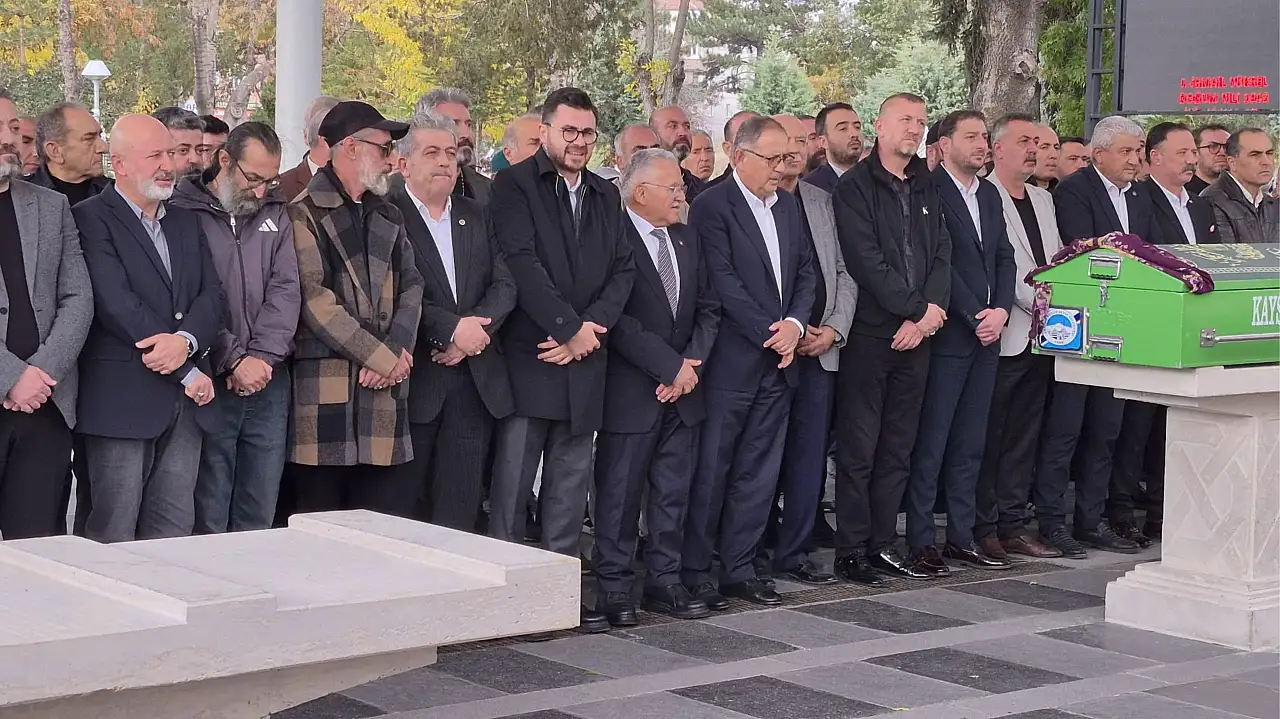 Gazeteci Ağaşe'lerin annesi toprağa verildi!