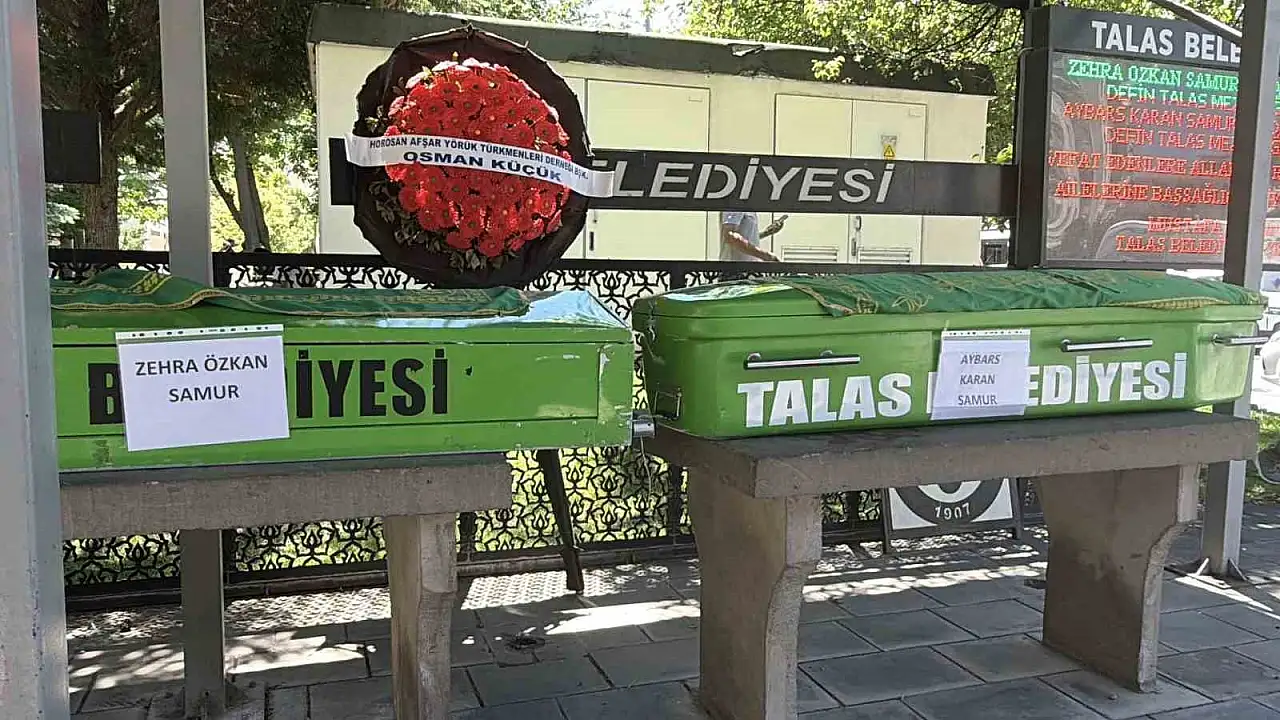 Yürek burkan kazada hayatını kaybeden anne ve 8 aylık bebeği Kayseri'de defnedildi.