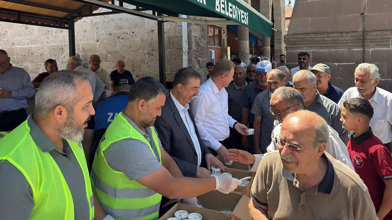 Kayseri'de yenilenen cami cemaate yeniden kapılarını açtı