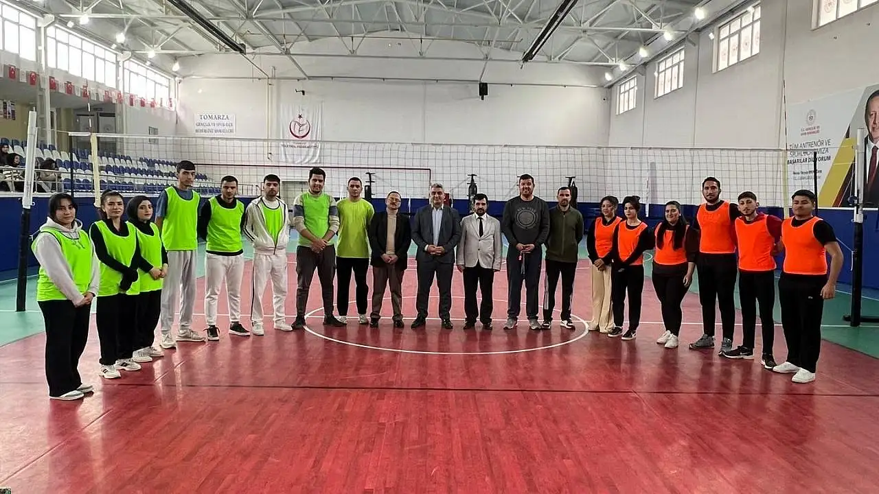 Kayseri Üniversitesi Tomarza MYO’da fileler gerildi, rekabet başladı