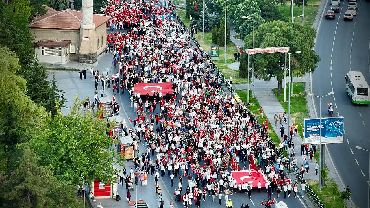 Kayserililer 15 Temmuz ruhu ile meydanları doldurdu!