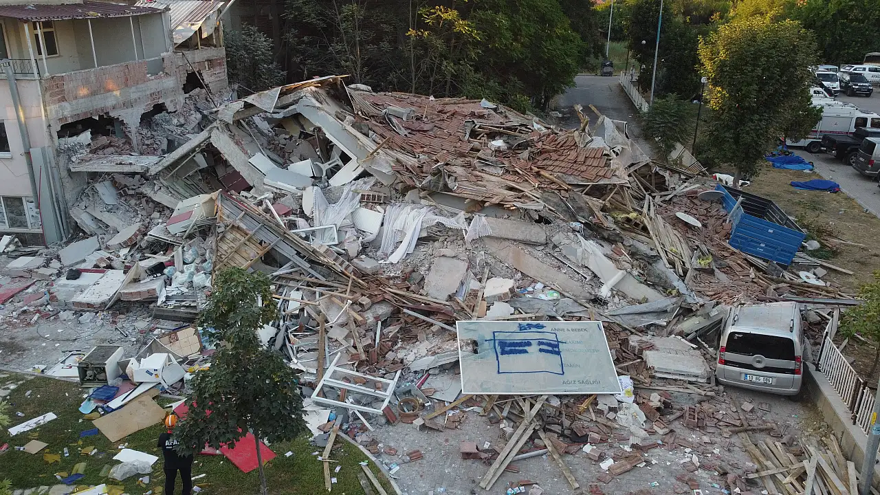 Balıkesir depreminde yıkımın boyutu gün ağarınca ortaya çıktı!