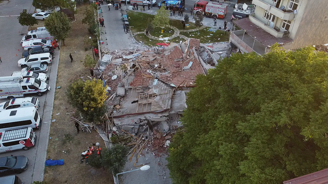 Balıkesir depreminde yıkımın boyutu gün ağarınca ortaya çıktı!