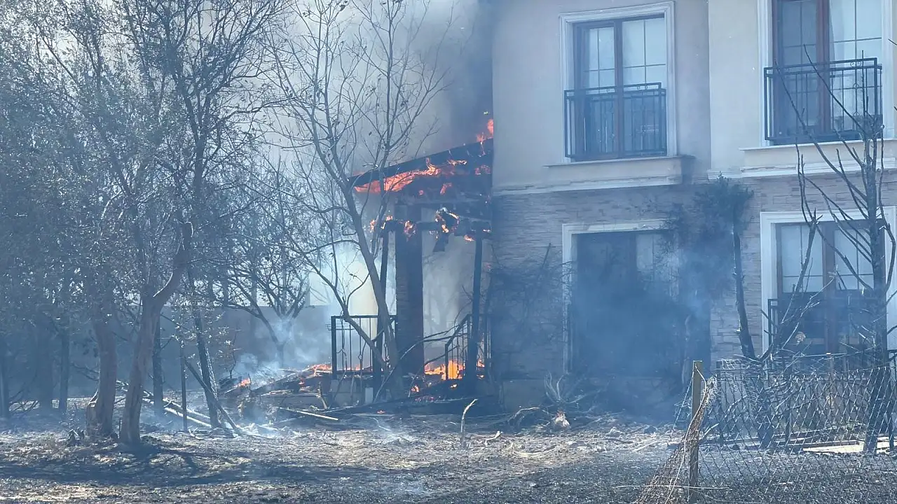 Çanakkale'de orman yangını - Villalar, arabalar kül oldu!