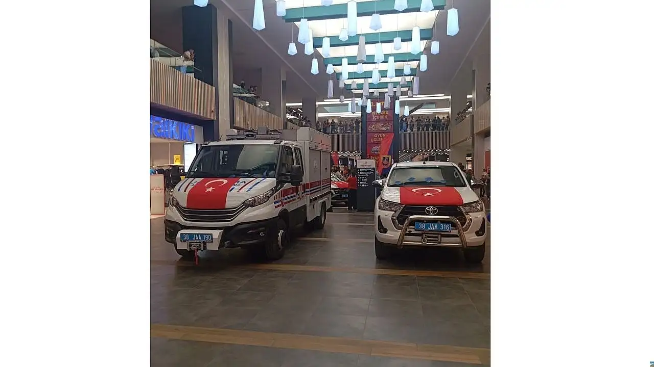 Kayseri'de Kumsmall AVM'de jandarma tanıtım standına yoğun ilgi