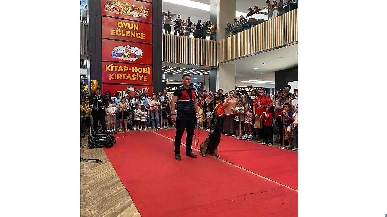 Kayseri'de Kumsmall AVM'de jandarma tanıtım standına yoğun ilgi