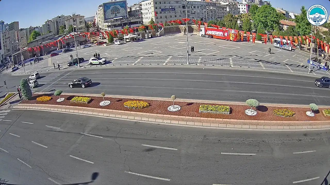 Cumhuriyet Meydanı'nın yeni simgesi oldu! İçinde ne var?