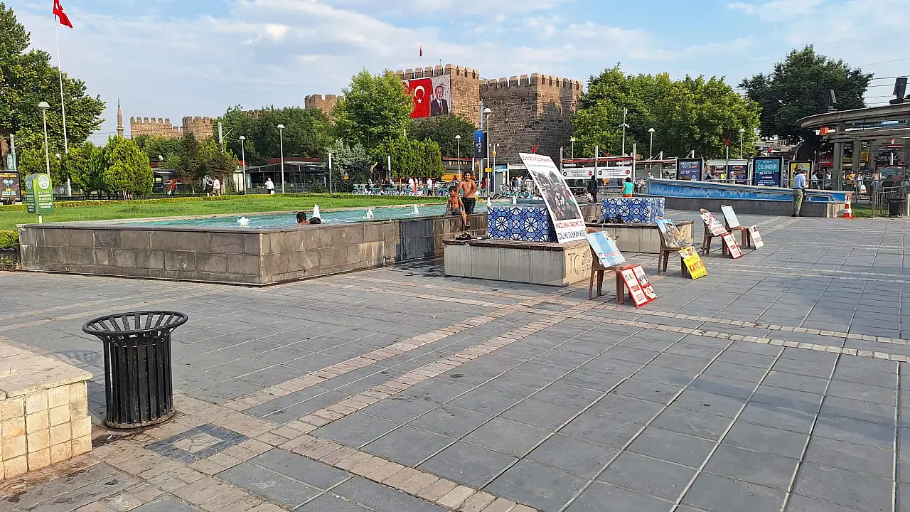 Cumhuriyet Meydanı'ndaki havuzlar tartışma konusu oldu