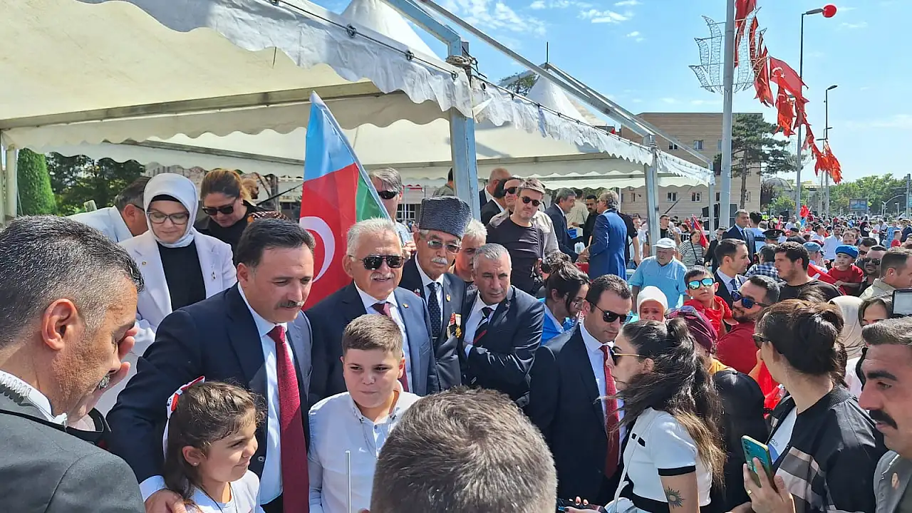 Cumhuriyet Meydanı'nda tören biter bitmez herkes oraya akın etti