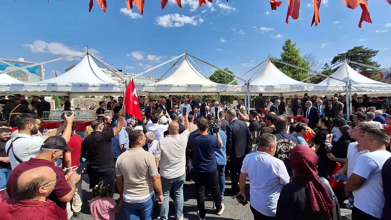 Cumhuriyet Meydanı'nda tören biter bitmez herkes oraya akın etti