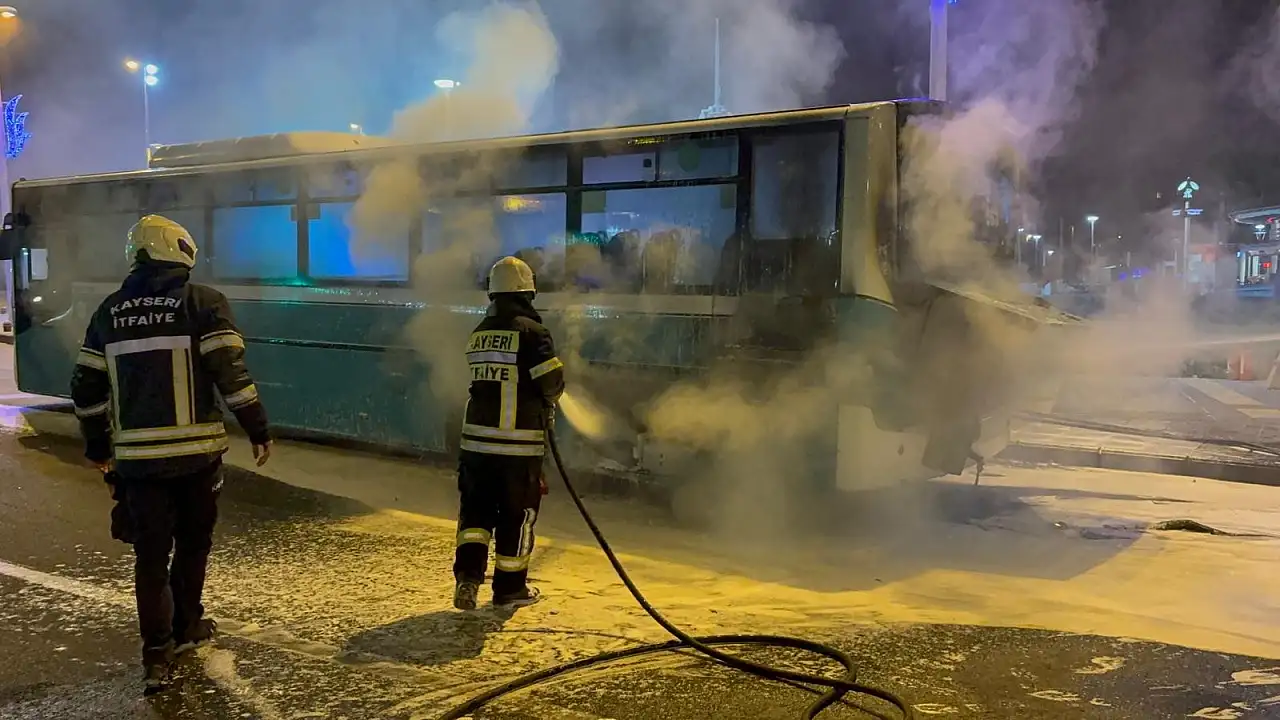 Kayseri Cumhuriyet Meydanı'nda otobüs yangını!