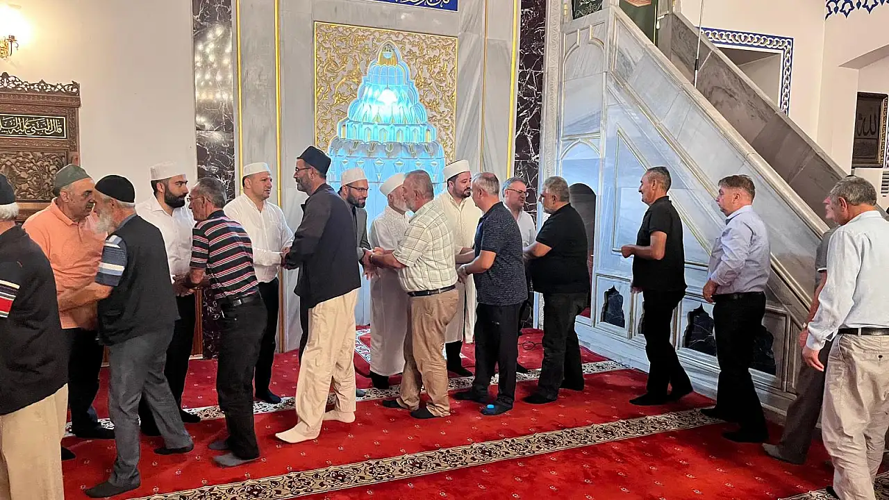 Hacılar'da kandil coşkusu: Camiler doldu, dualar semaya yükseldi