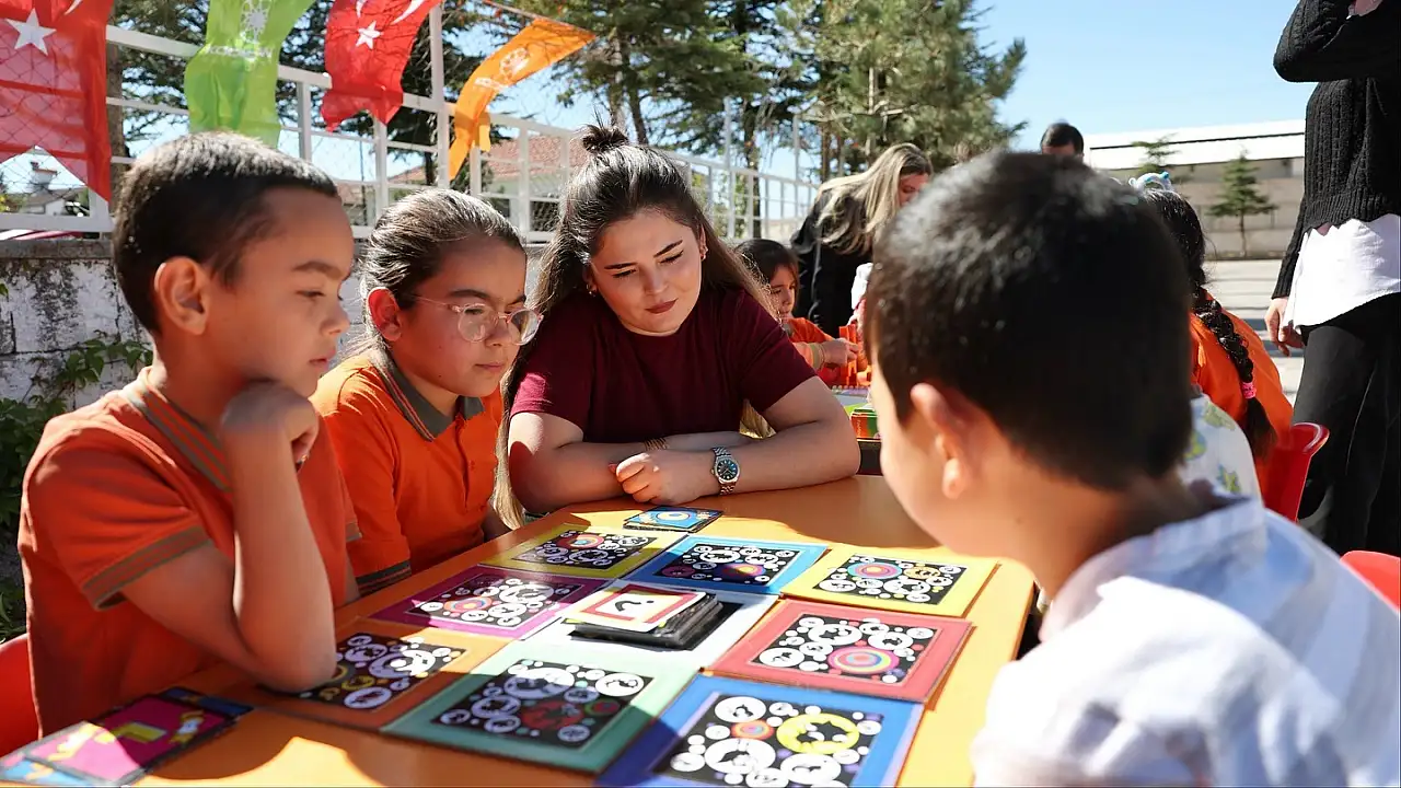 Çolakbayrakdar minik öğrencilerle buluştu, pasta kesti!