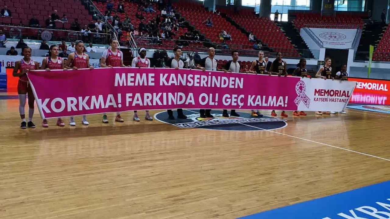 Kadın basketbolcular ''meme kanseri'' farkındalığı için pankart açtı