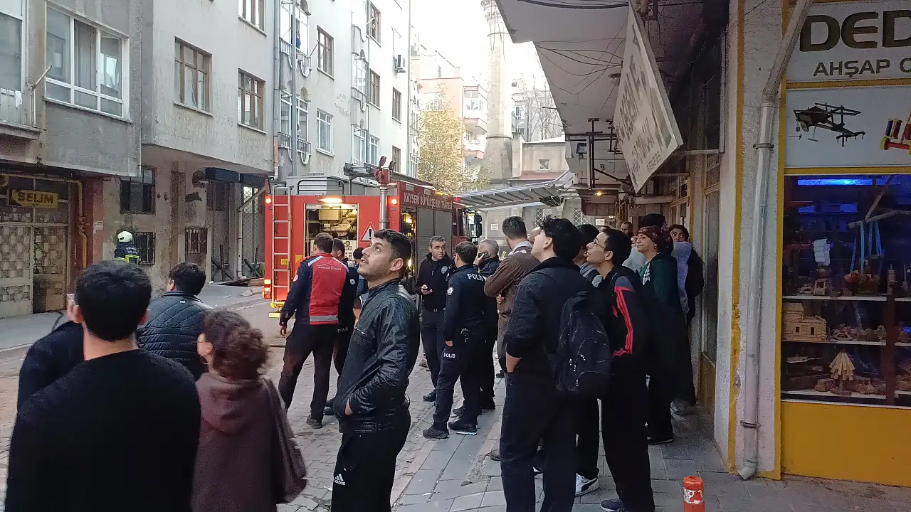 Kayseri'de apartman koridorunda yangın paniği!