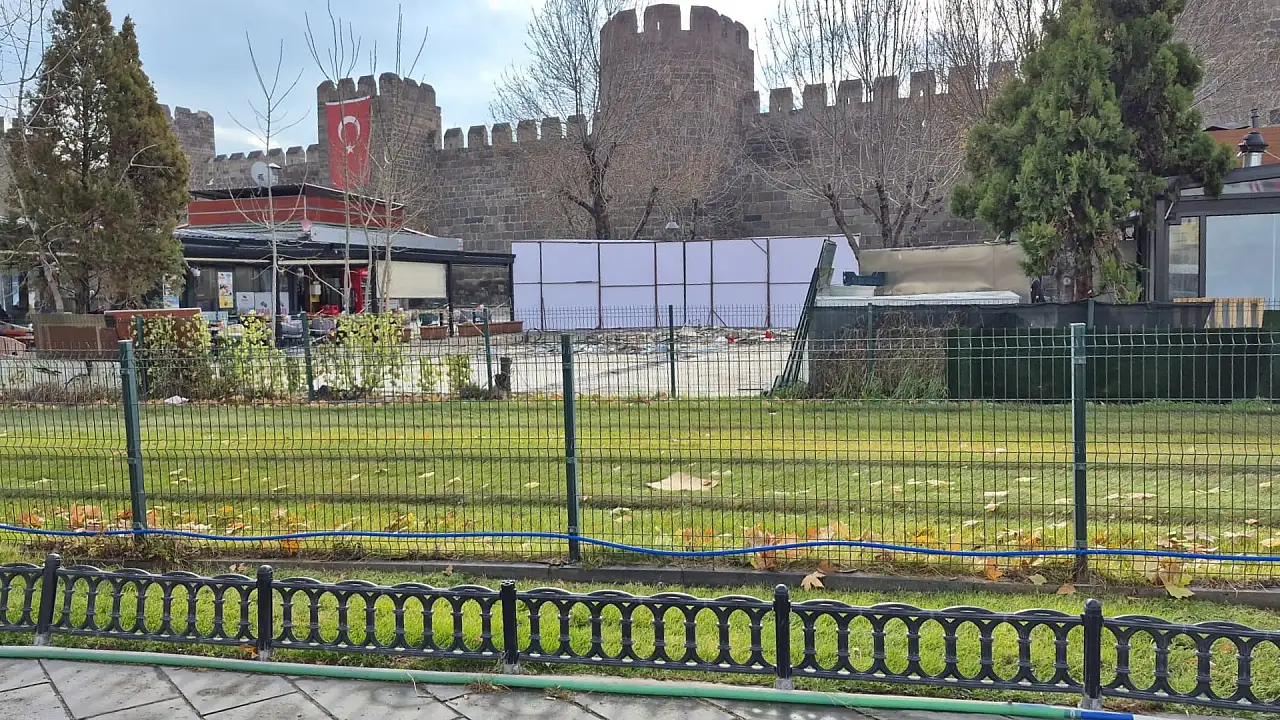 Kayseri Cumhuriyet Meydanı'ndaki o yıkımdan geriye boşluk kaldı!