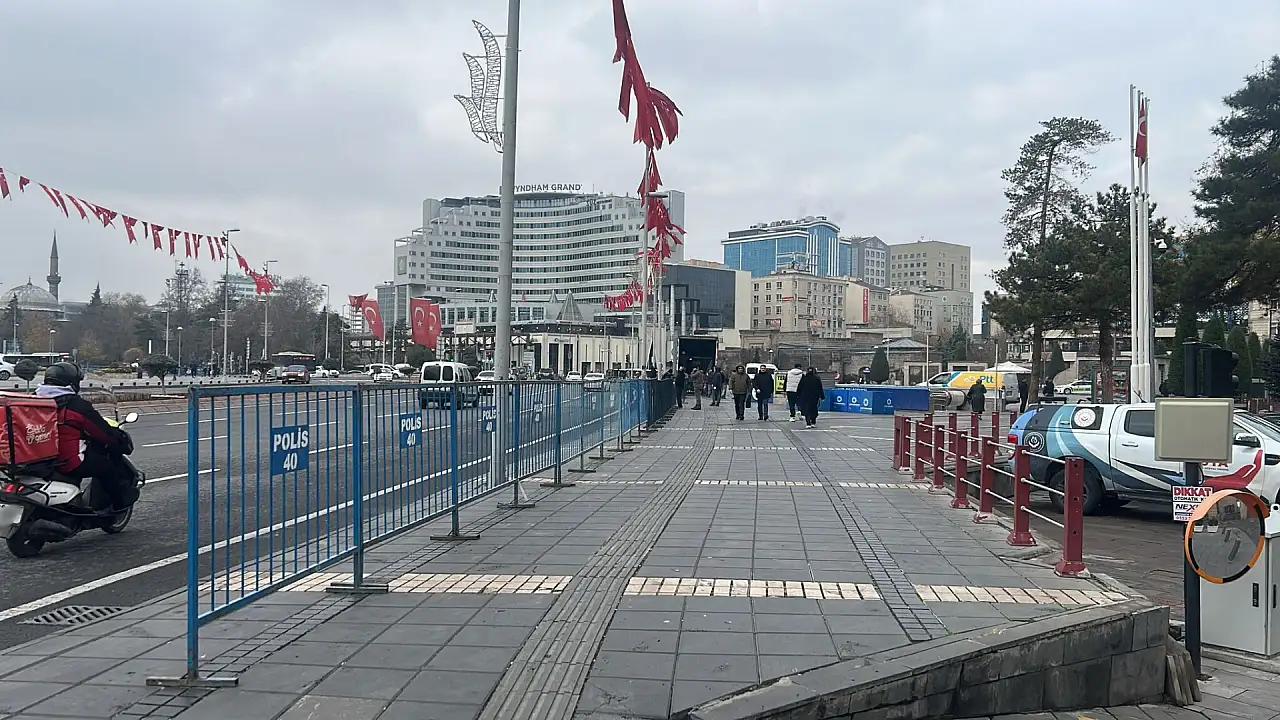 Kayseri Cumhuriyet Meydanı'nda hazırlıklar başladı: Gözler yarına çevrildi!