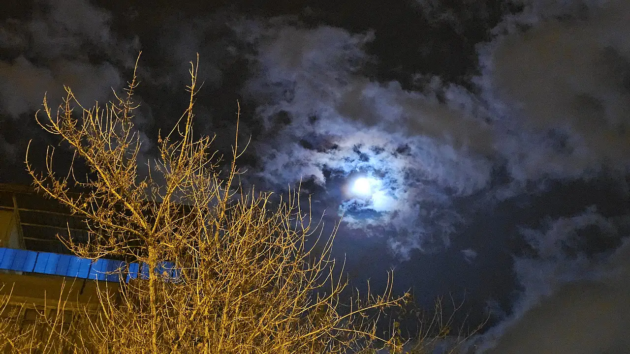 Gökyüzünde görsel şölen: Lunar Corona görüntülendi