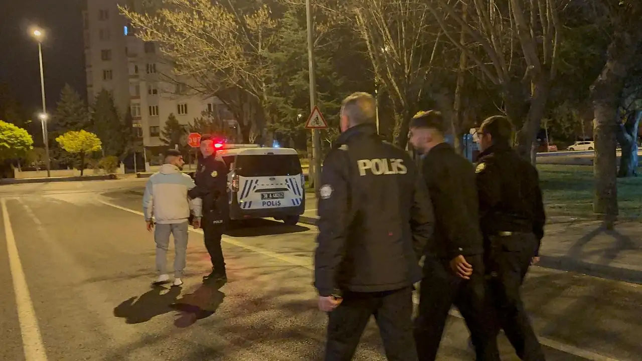 Kayseri'de akılalmaz olay: : Evden çıkamayan şüpheliler çarşafla indi, itfaiye kurtardı!