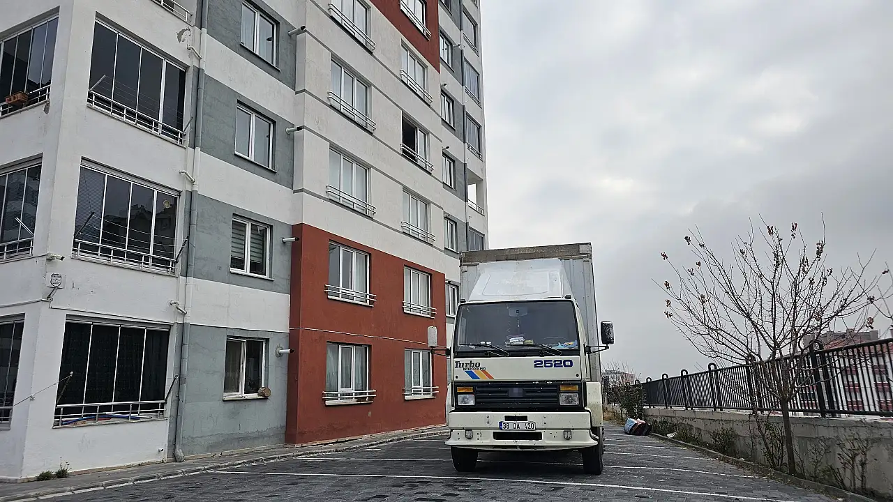 Kayseri'de evini taşımaya gelen nakliyeciyi bıçakladı!